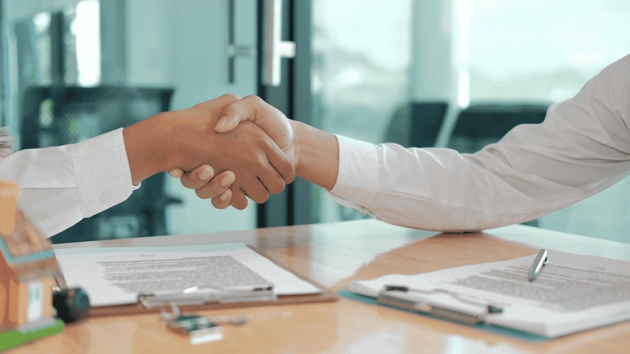 Contrat de freelance : définition, intérêt, clauses, exemples, modèles